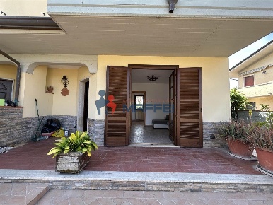 Foto Villa a schiera a Viareggio Torre del Lago di 145 m² con 8 locali