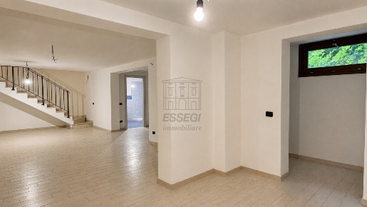 Foto Villa a schiera in Via delle Querce 939, Lucca di 220 m² con 7 locali