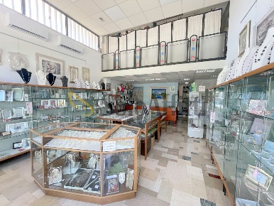 Foto Locale commerciale a Osimo Centro di 81 m² con 2 locali in affitto