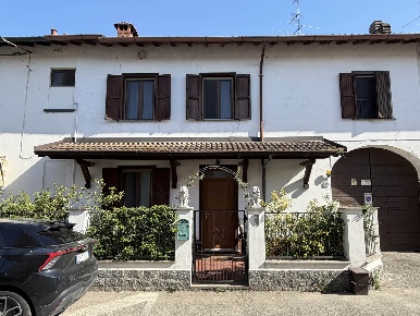 Foto Case semi ndipendenti a Cassolnovo Centro di 120 m² con 3 locali