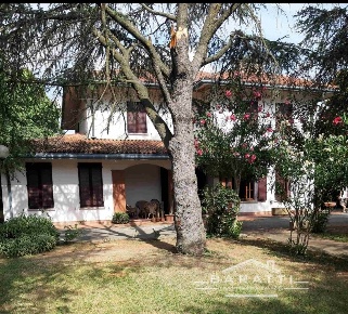 Foto Villa unifamiliare a Novi di Modena di 255 m² con 8 locali in vendita