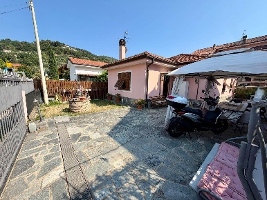 Foto Villa unifamiliare a Camporosso Centro di 120 m² con 3 locali