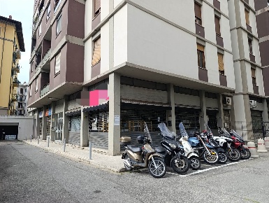 Foto Negozio in via baracca 40, Firenze Novoli di 88 m² con 2 locali