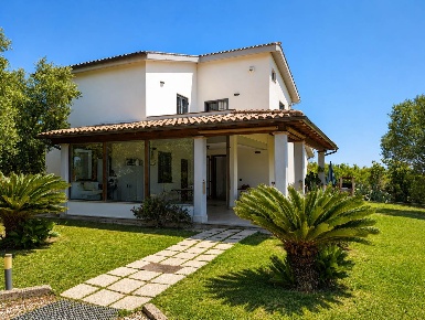 Foto Villa unifamiliare a Tarquinia Campagna di 150 m² con 8 locali