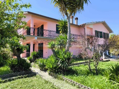 Foto Villa unifamiliare in Via Capodimonte 42, Fiano Romano di 353 m²