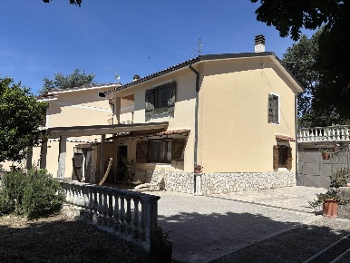 Foto Case semi ndipendenti a Magliano Sabina di 184 m² con 5 locali