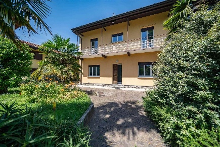 Foto Villa unifamiliare a Mandello del Lario Centro di 214 m² con 6 locali