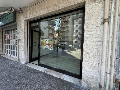 Foto Negozio a Chioggia Sottomarina di 40 m² con 2 locali in affitto