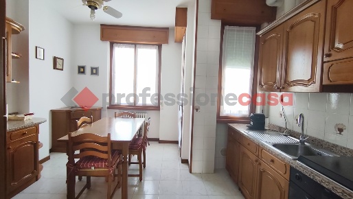 Foto Appartamento in Via LIVIGNO 4, Milano Dergano di 145 m² con 5 locali