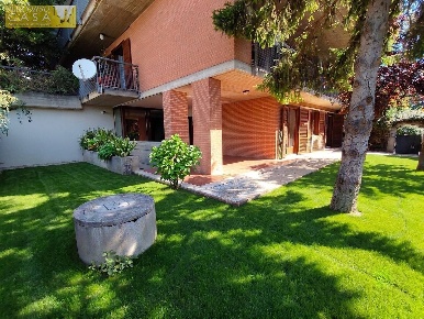 Foto Appartamento in Via Fedele De Paulis, Teramo Centro di 240 m²