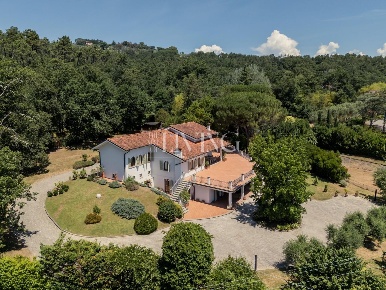 Foto Villa unifamiliare a Lucca Sant'Alessio - Carignano di 550 m²