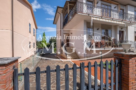 Foto Appartamento a Calcinaia Centro di 121 m² con 5 locali in vendita