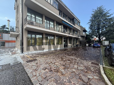 Foto Locale commerciale in Via per Grumello 57, Bergamo Colognola