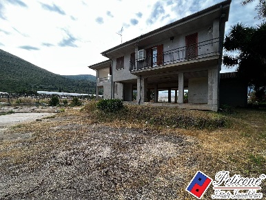 Foto Villa unifamiliare in Via Cesulo 123, Fondi di 322 m² con 5 locali