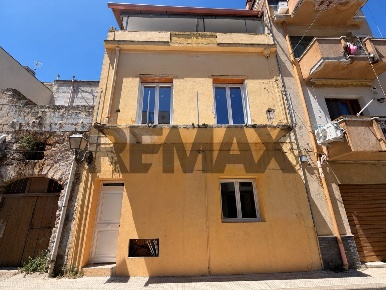 Foto Duplex in Via Archimede 132, Terrasini Centro di 78 m² con 4 locali
