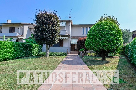 Foto Villa unifamiliare a Seriate di 210 m² con 4 locali in vendita