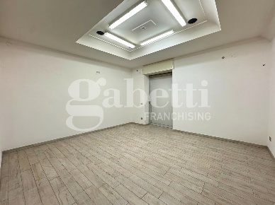 Foto Negozio in Via Pirozzi 49, Frattamaggiore di 36 m² con 1 locali