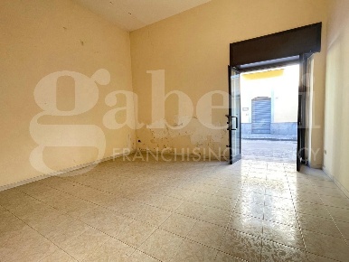 Foto Negozio in Via Vittorio Emanuele 71, Frattamaggiore di 40 m²
