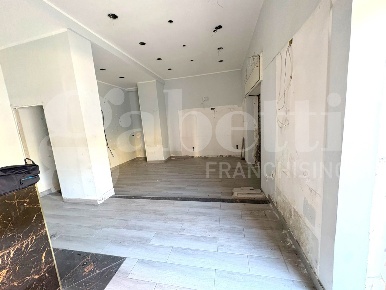 Foto Negozio in calata capodichino, Napoli Capodichino di 50 m² in vendita