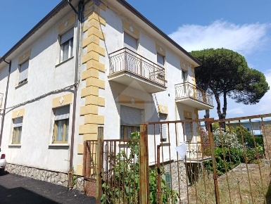 Foto Appartamento in VIA GISELLA TREGLIA, Minturno di 90 m² con 6 locali