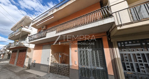 Foto Villa singola in Via dell'Amicizia 31, Adrano di 115 m² con 5 locali