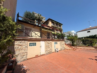 Foto Villa bifamiliare in Strada San Martino 59, Sanremo di 90 m²