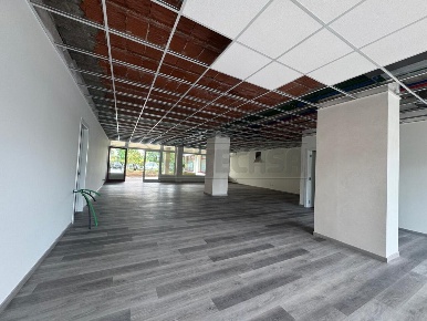 Foto Locale commerciale a Bassano del Grappa Centro di 160 m² con 1 locali