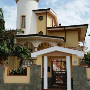 Foto Villa unifamiliare a Barcellona Pozzo di Gotto Centro di 429 m²