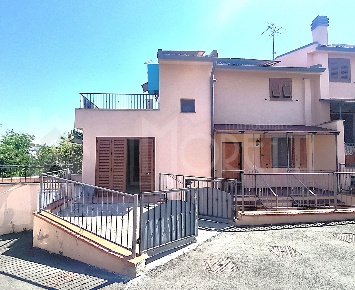 Foto Villa a schiera in Via del Pino, Livorno di 140 m² con 5 locali