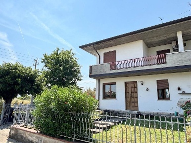 Foto Villa bifamiliare a Nogara Centro di 186 m² con 8 locali in vendita