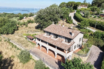 Foto Villa unifamiliare a Passignano sul Trasimeno Castel Rigone di 330 m²