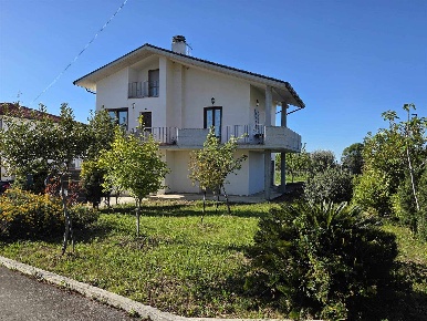 Foto Casa indipendente a Orsogna Centro di 234 m² con 8 locali in vendita