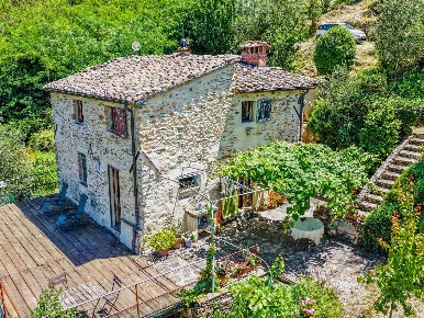 Foto Rustico a Calci Montemagno di 126 m² con 7 locali in vendita
