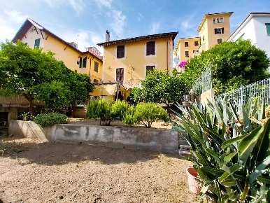 Foto Appartamento a Savona Villapiana, La Rusca, Via Mignone di 200 m²