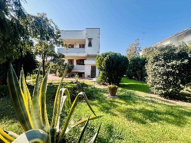 Foto Villa unifamiliare in Via Alberto Russo Frattasi  snc, Bari di 420 m²