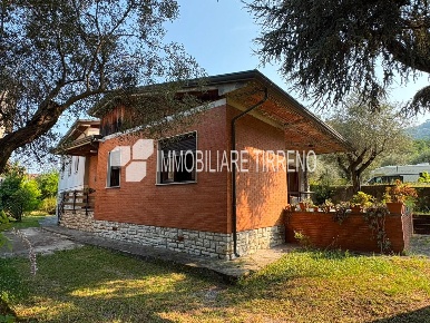Foto Villa unifamiliare a Massa Centro di 210 m² con 8 locali in vendita