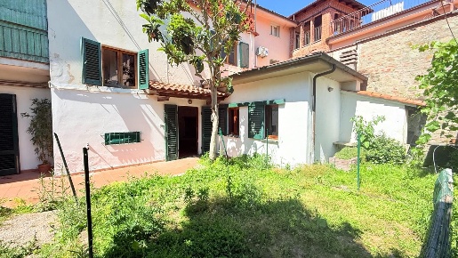 Foto Casa indipendente a Ponte Buggianese Centro di 196 m² con 11 locali