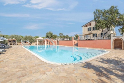 Foto Villa unifamiliare a Cecina Cecina Centro di 770 m² con 26 locali