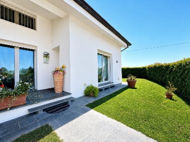 Foto Villa a schiera a Lucca San Pietro a Vico - San Cassiano di 230 m²