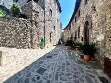 Foto Casa indipendente a Borgo a Mozzano di 130 m² con 7 locali in vendita