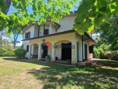 Foto Villa unifamiliare a Viareggio Città Giardino di 280 m² con 12 locali