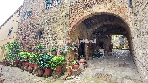 Foto Casa indipendente in via Roma 41, Cetona di 106 m² con 6 locali