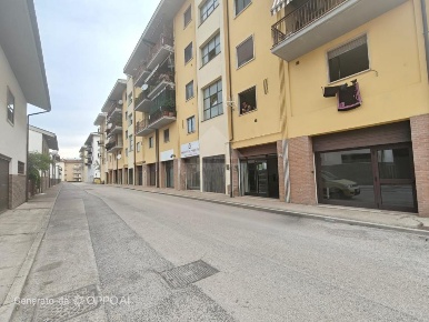 Foto Negozio in VIA LUSSEMBURGO, L'Aquila Pettino - Cansatessa di 65 m²