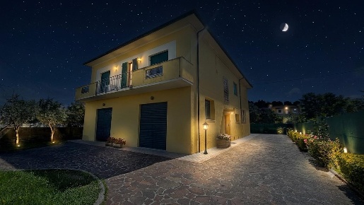 Foto Villa unifamiliare a Cascina Centro di 250 m² con 8 locali in vendita