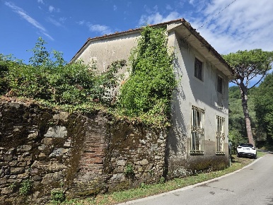 Foto Casale a Lucca Ponte a Moriano di 990 m² con 20 locali in vendita