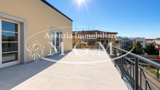 Foto Attico a Pontedera Villaggi, Bellaria di 140 m² con 8 locali