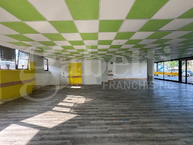 Foto Negozio in Via Lecco 45, Mozzo Centro di 200 m² con 1 locali