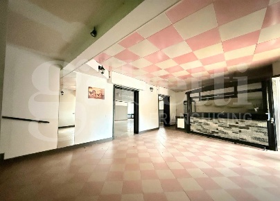 Foto Negozio in Via montegranatico 2, Uta di 180 m² con 2 locali in affitto
