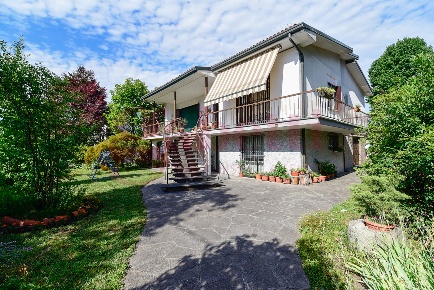 Foto Villa unifamiliare in Via Per Cabiate 33, Mariano Comense Centro