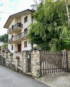 Foto Villa unifamiliare in LocalitÃ  CanaveÃ© 6, Schignano di 317 m²